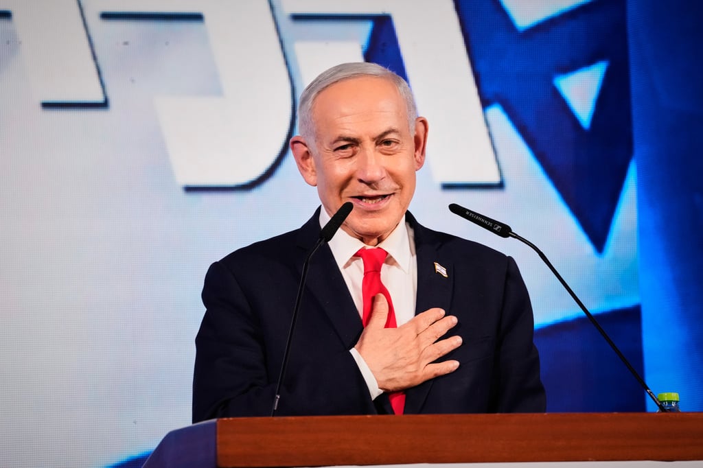 El primer ministro israelí, Benjamin Netanyahu, se dirige a sus partidarios en la sede del partido Likud en Jerusalén, tras la publicación de los primeros resultados de las encuestas a pie de urna en las elecciones generales de Israel, el miércoles 28 de octubre de 2026.