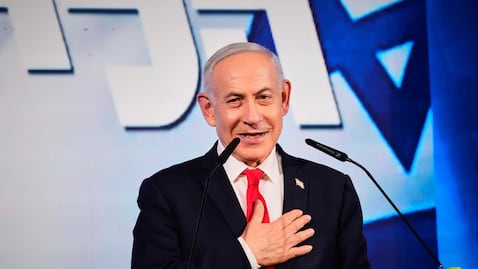 El primer ministro israelí, Benjamin Netanyahu, se dirige a sus partidarios en la sede del partido Likud en Jerusalén, tras la publicación de los primeros resultados de las encuestas a pie de urna en las elecciones generales de Israel, el miércoles 28 de octubre de 2026.