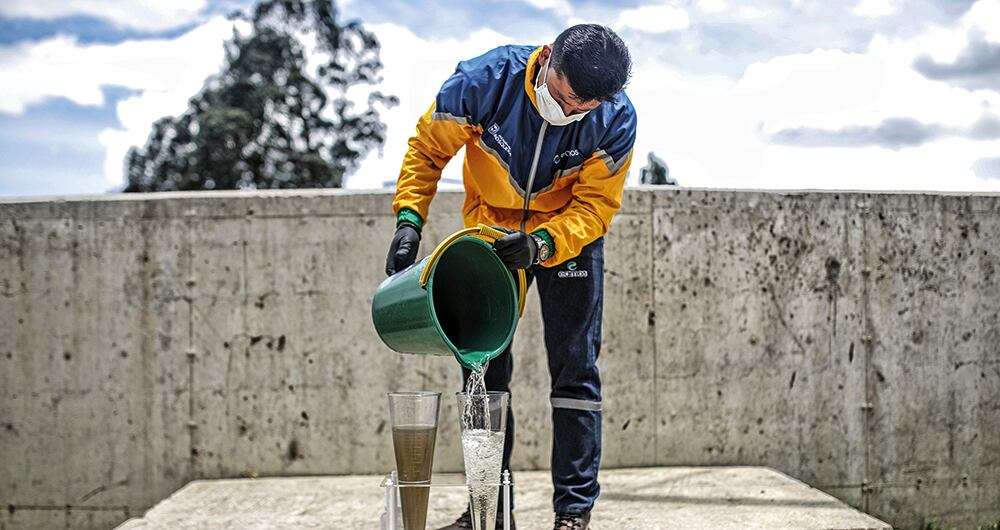   La planta de tratamiento de aguas residuales de Mosquera puede obrar el milagro de convertir las “aguas negras” en lo más parecido a la transparencia.