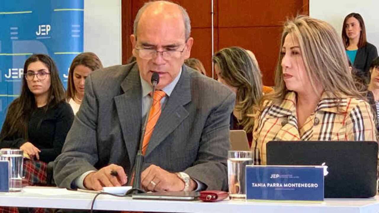 Coronel (r) Gabriel de Jesús Rincón y su abogada durante la audiencia en la JEP.