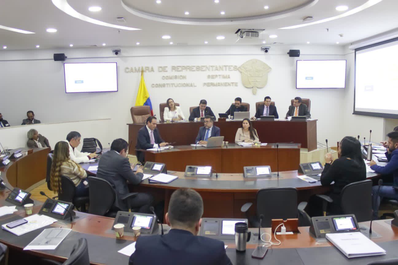 Ministra de salud y protección social, Carolina Corcho en el debate de control político en la Comisión VII de la Cámara de Representantes.