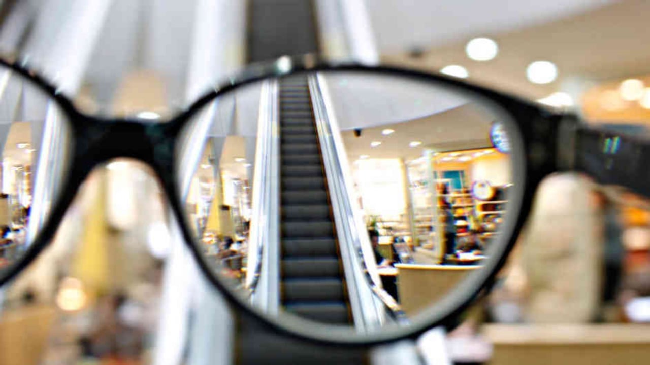 La miopía causa problemas de visión no solo por el daño directo a la retina, sino también por el mayor riesgo de cataratas y glaucoma.