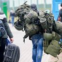 Un hombre lleva equipo de combate cuando sale de Polonia para luchar en Ucrania, en el cruce fronterizo de Medyka, Polonia, el miércoles 2 de marzo de 2022. Foto AP/Markus Schreiber