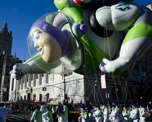 Buzz Lightyear el famoso personaje de Toy Story desfila por Manhattan en la famosa parada de Macy's.