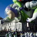 Buzz Lightyear el famoso personaje de Toy Story desfila por Manhattan en la famosa parada de Macy's.