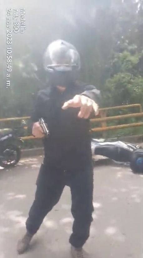 Hombres propinaron brutal golpiza a una agente de tránsito de Medellín, quien días antes denunció a su superior por acoso sexual y laboral.