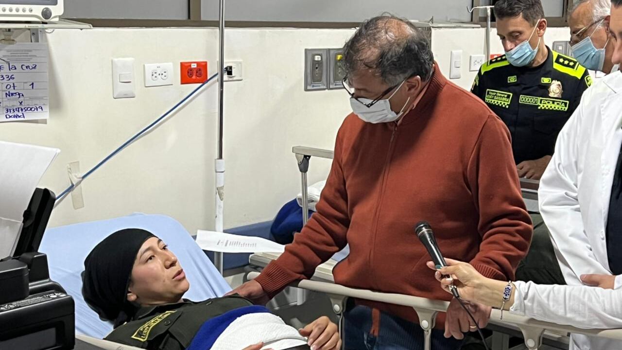 Presidente Gustavo Petro visita a policías heridos.
