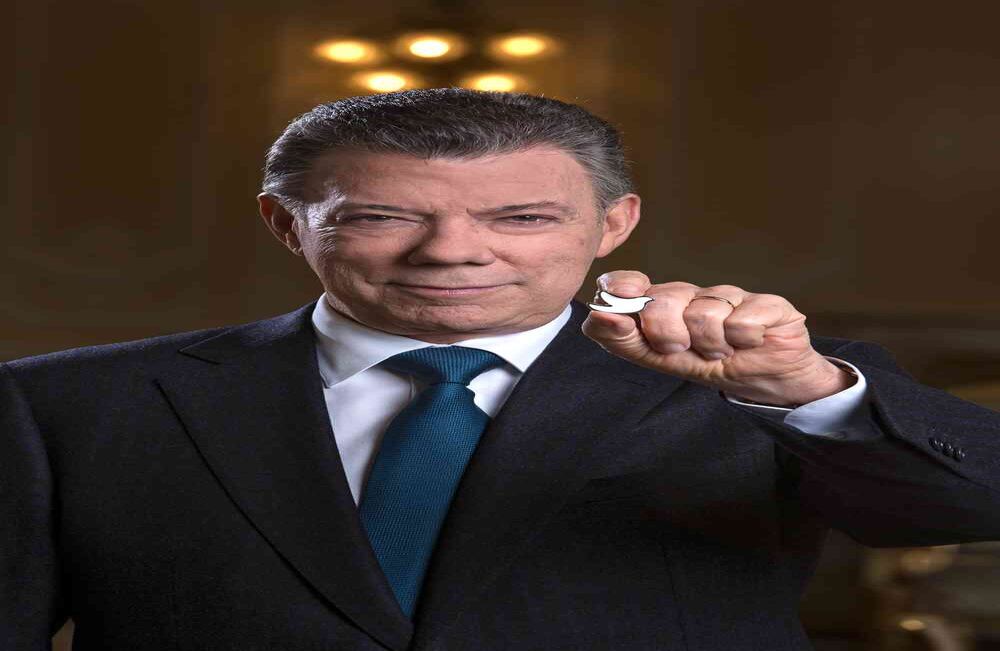 2016: Premio Nobel de Paz. Recibir el premio por haber logrado acabar con el conflicto más viejo del continente le trajo gran alegría a Santos. Sin embargo, también hubo críticas. La principal fue que el No ganó en el plebiscito y que por tanto los colombianos no estaban del todo satisfechos con el proceso de paz.