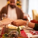 Durante las festividades, la oración por los difuntos se presenta como un ritual significativo, una expresión conmovedora de aquellos que desean recordar y honrar la vida de seres queridos ausentes en la mesa navideña.