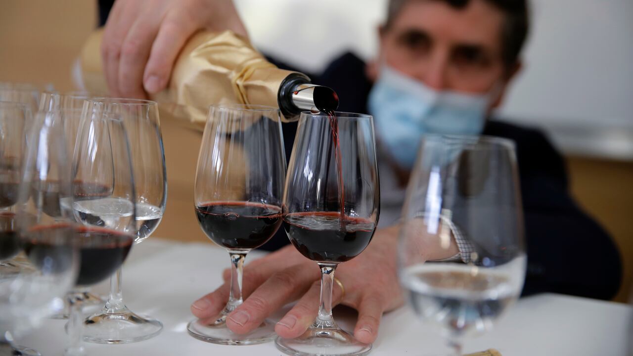 el enólogo Philippe Darriet, presidente del Instituto de investigación del vino llena una copa para catar la botella de Petrus Pomerol que estuvo un año en el espacio a bordo de la Estación Espacial Internacional. (AP Photo/Christophe Ena)