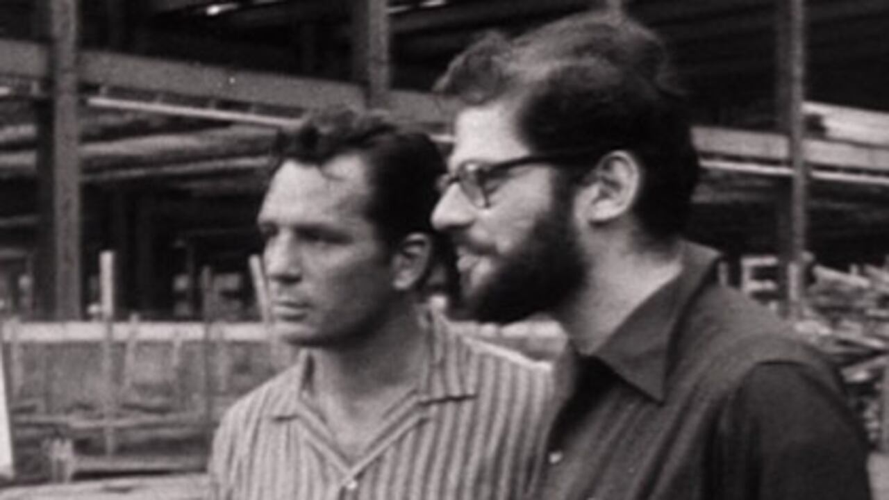 Kerouac y Ginsberg se conocieron en 1944 en Nueva York. A los pocos meses empezaron una relación epistolar que duró 20 años. En 1961, Ginsberg dijo “Algún día estas cartas harán llorar a Estados Unidos”.