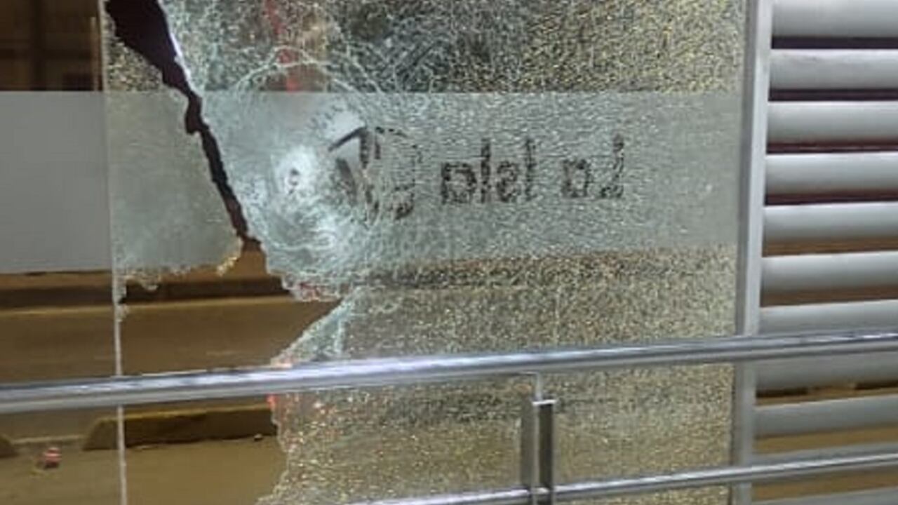 Cuatro de las estaciones del SITM Metrolínea fueron vandalizadas.