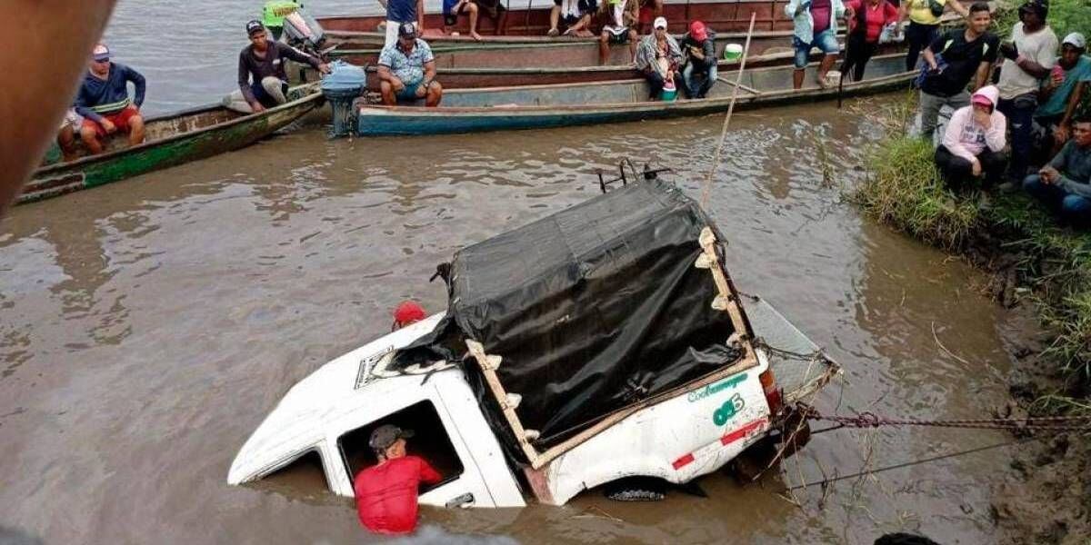 Inicialmnete la comunidad auxilió a las personas que cayeron al río Magdalena