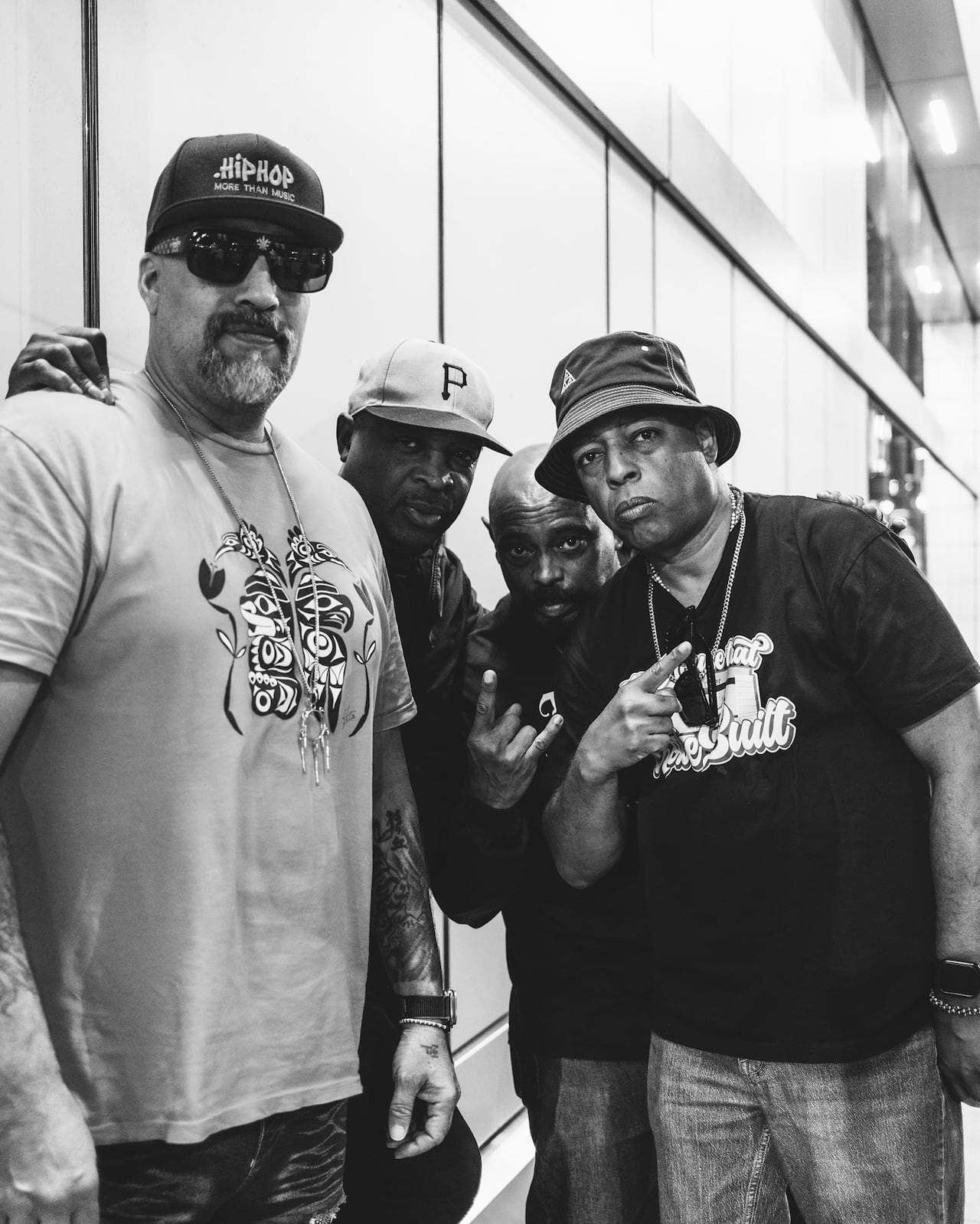 Cypress Hill, el influyente grupo de rap nacido en Los Ángeles en 1991, ha redefinido la escena del hip-hop global con su estilo único y su mezcla de influencias latinas y underground. Compuesto por B-Real, Sen Dog y DJ Muggs, Cypress Hill irrumpió en la industria con su primer álbum homónimo, que incluyó éxitos como "How I Could Just Kill a Man".