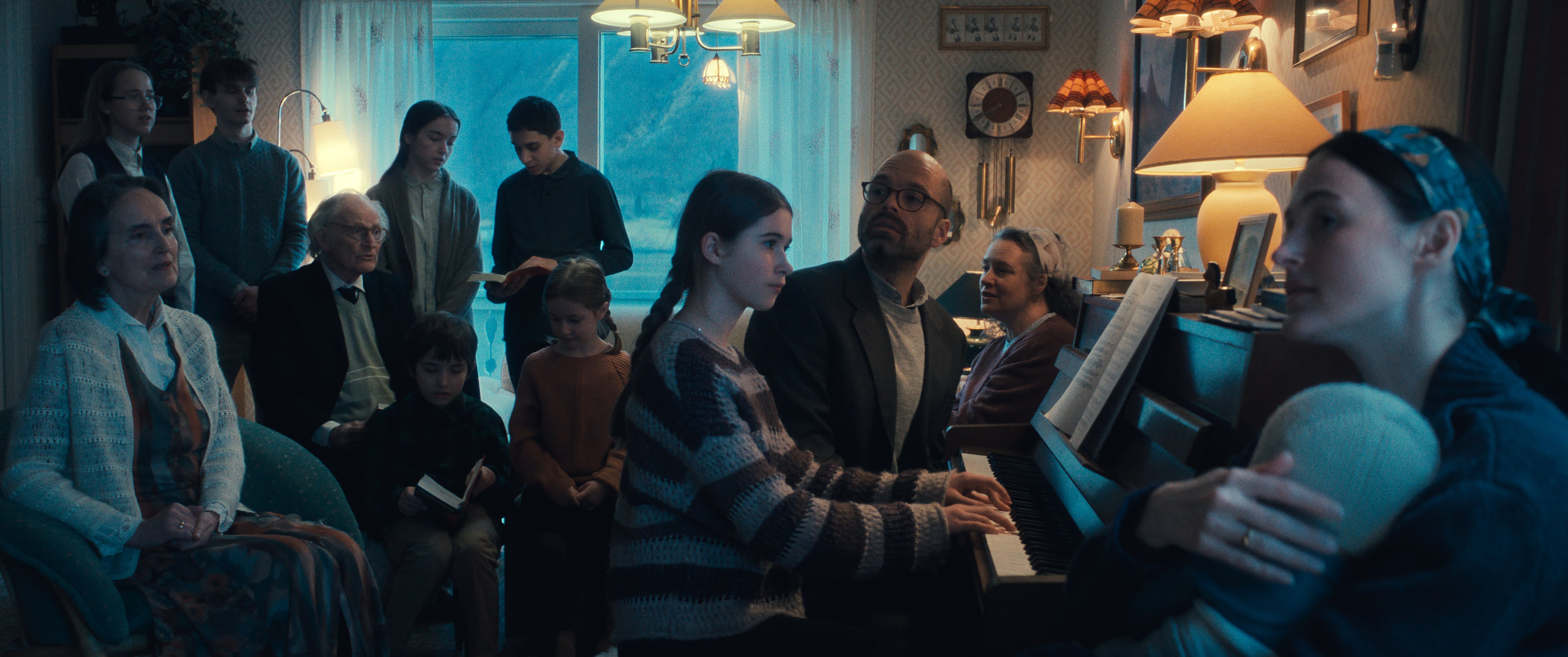La cultura que sí se permite en casa Gheorghiu, la de canciones religiosas y la oración.