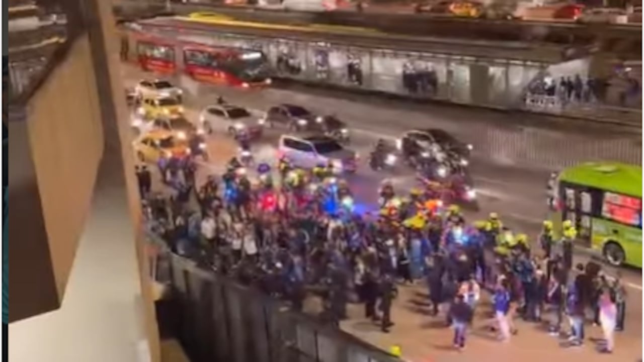 Hinchas de Millonarios hacen reclamos en el Campín.