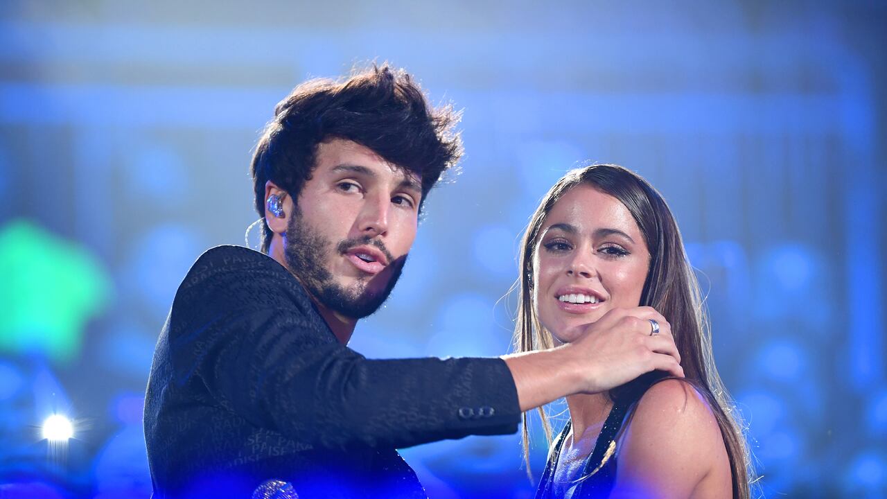 Debido a que los artistas no mencionaron las razones de su separación, surgieron un sinfín de teorías sobre la ruptura