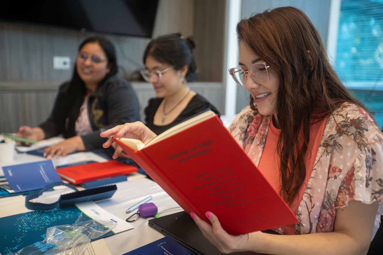 La iniciativa busca que jóvenes puedan iniciar o continuar con estudios técnicos, tecnológicos, profesionales o maestrías en áreas relacionadas con las ciencias económicas, sociales y humanas en instituciones de educación superior acreditadas en alta calidad en Colombia.