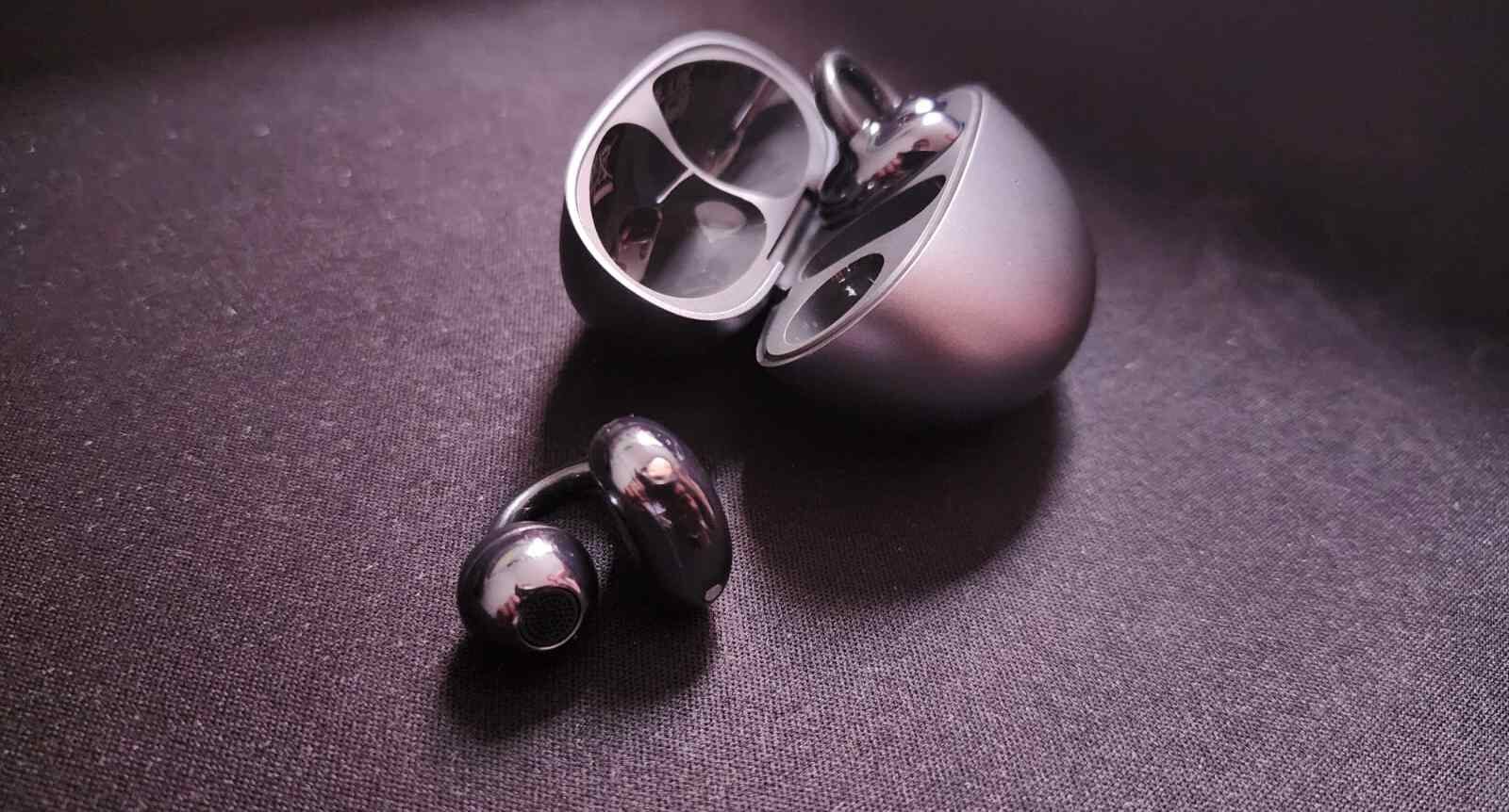 El estuche de los auriculares FreeClips cuentan con carga reversible.