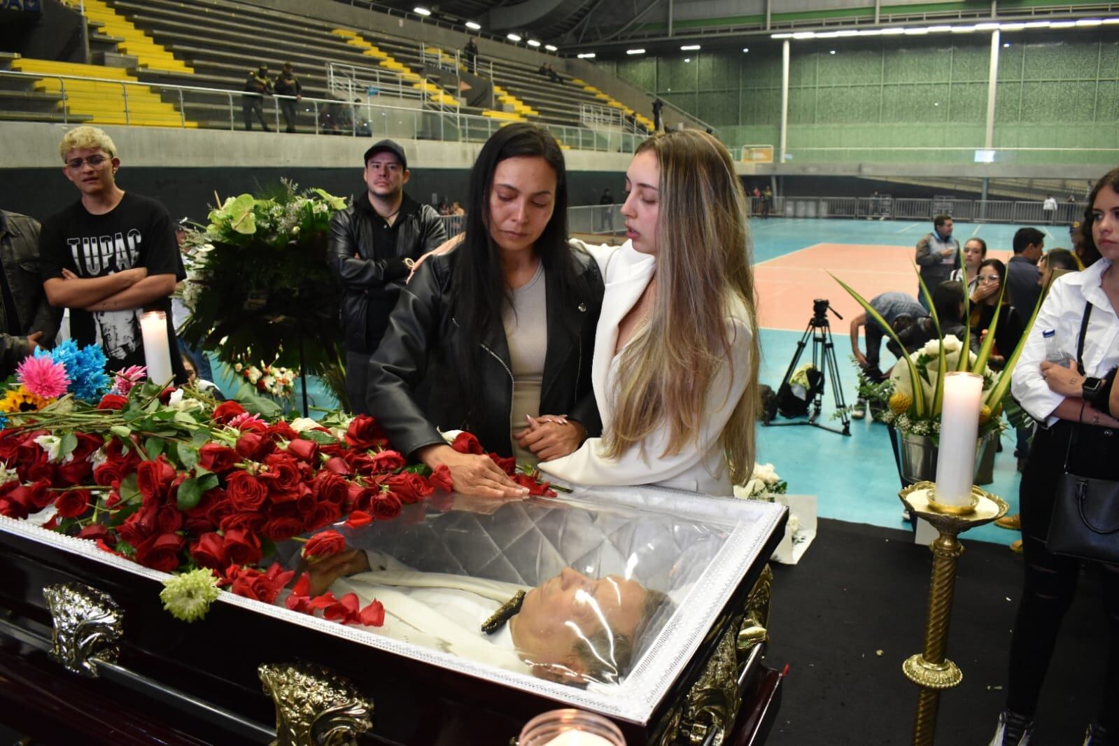 Seguidores de Dario Gómez en el lugar de la velación,