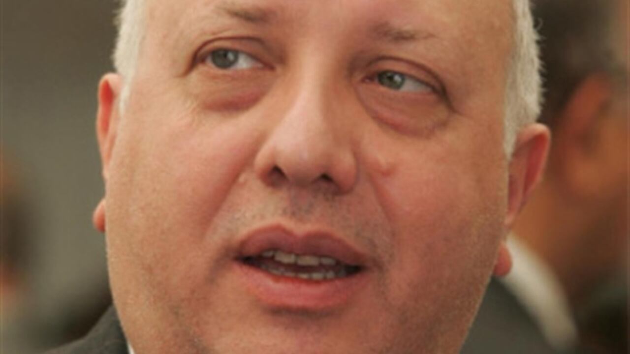 Álvaro Saieh Bendeck, dueño de Corp-banca, es uno de los hombres más ricos de Chile, controla un grupo con una fuerte presencia en el sector financiero 1(CorpGroup), medios 2(Copesa), 3 y 4 retail (Unimarc y ConstruMart) y 5 hoteles. Es el nuevo dueño del Banco Santander Colombia y estaría a punto de quedarse con el Helm.