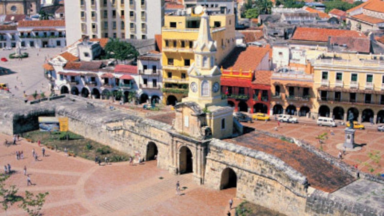 Tras la oleada de mala prensa Cartagena no es
comparada con otras joyas arquitectónicas como Sevilla, sino con capitales del sexo como Bangkok