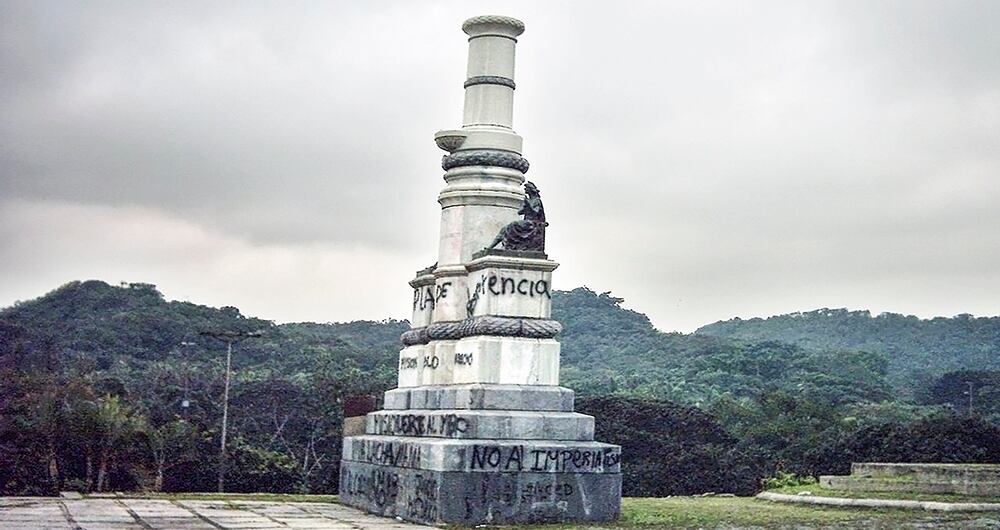 Estatua vandalizada en Caracas.