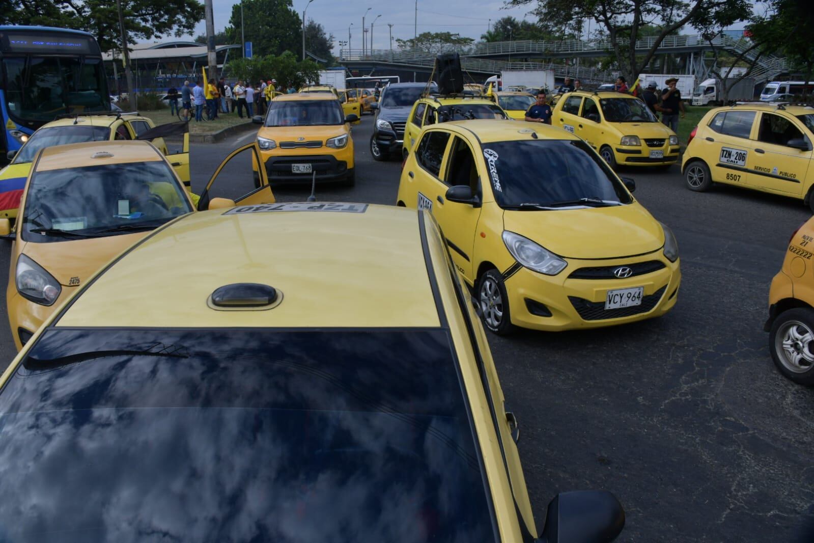 Operación tortuga y protestas de taxistas en el norte de Cali sector sameco