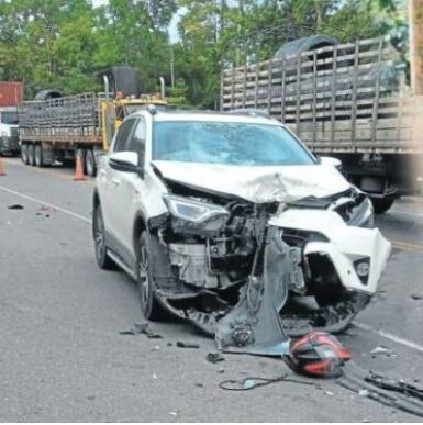 Las víctimas impactaron de frente contra una camioneta.