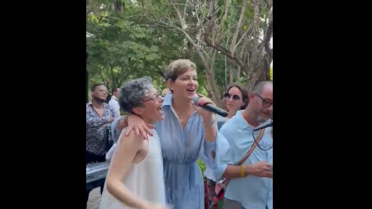 Captura de pantalla del video donde aparece la primera dama, Verónica Alcocer, cantando.