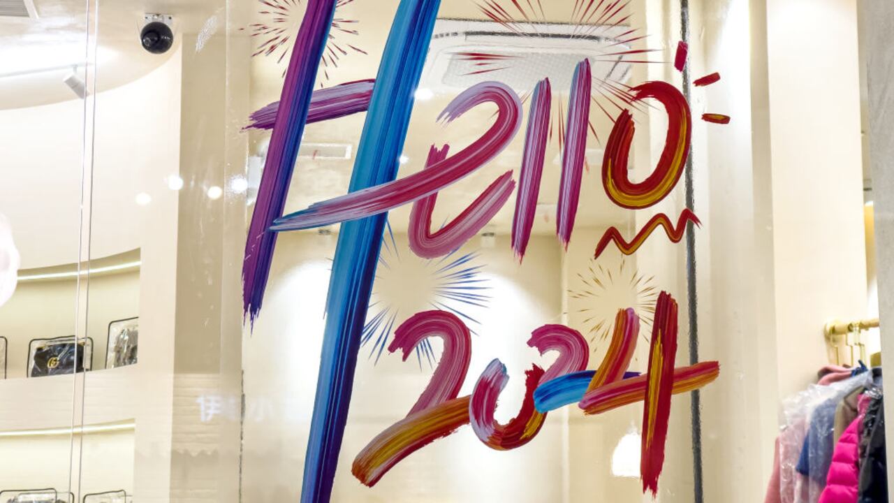 Un mensaje con "Hola, 2024" pegado en un escaparate, el 24 de diciembre de 2023 en Yangzhou, provincia china de Jiangsu (Foto de Chen Yang/VCG vía Getty Images)
