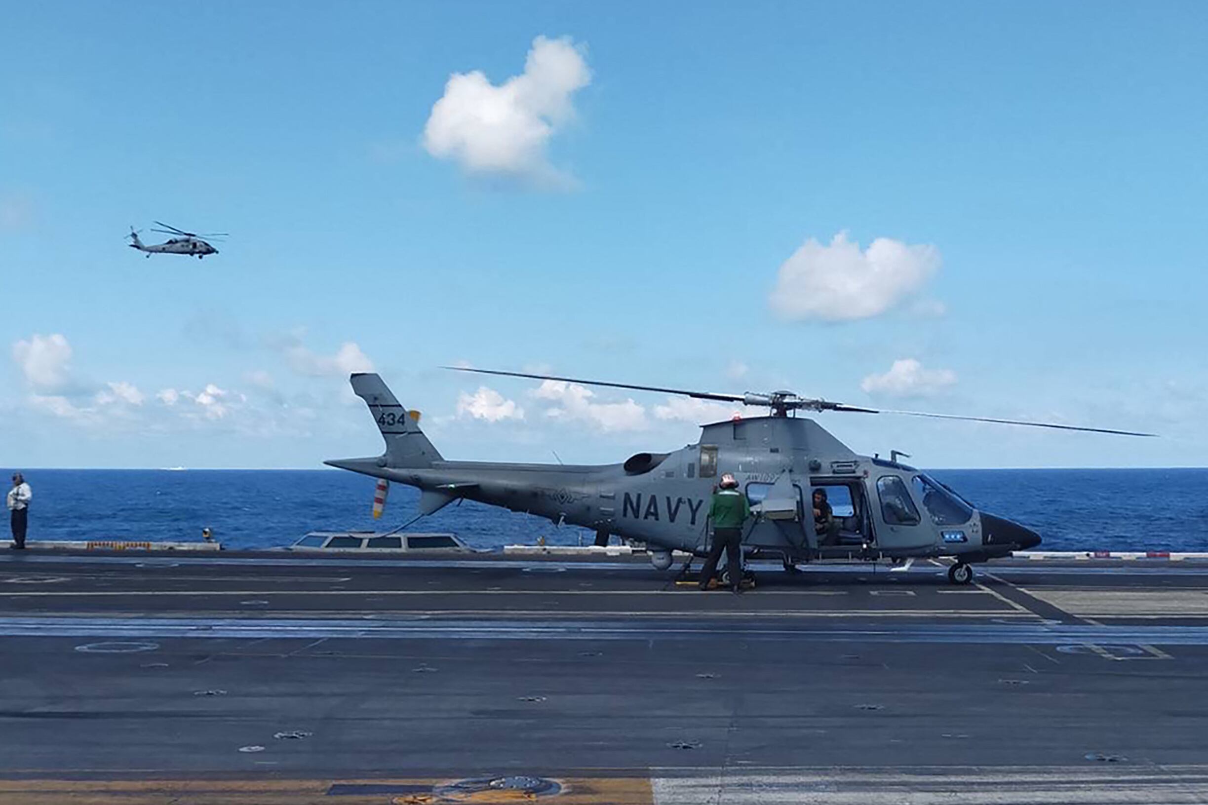 Esta fotografía de las Fuerzas Armadas de Filipinas tomada el 4 de enero de 2024 muestra a un piloto ejecutando una verificación final en un helicóptero AW109 de la Armada de Filipinas en la cubierta del USS.
