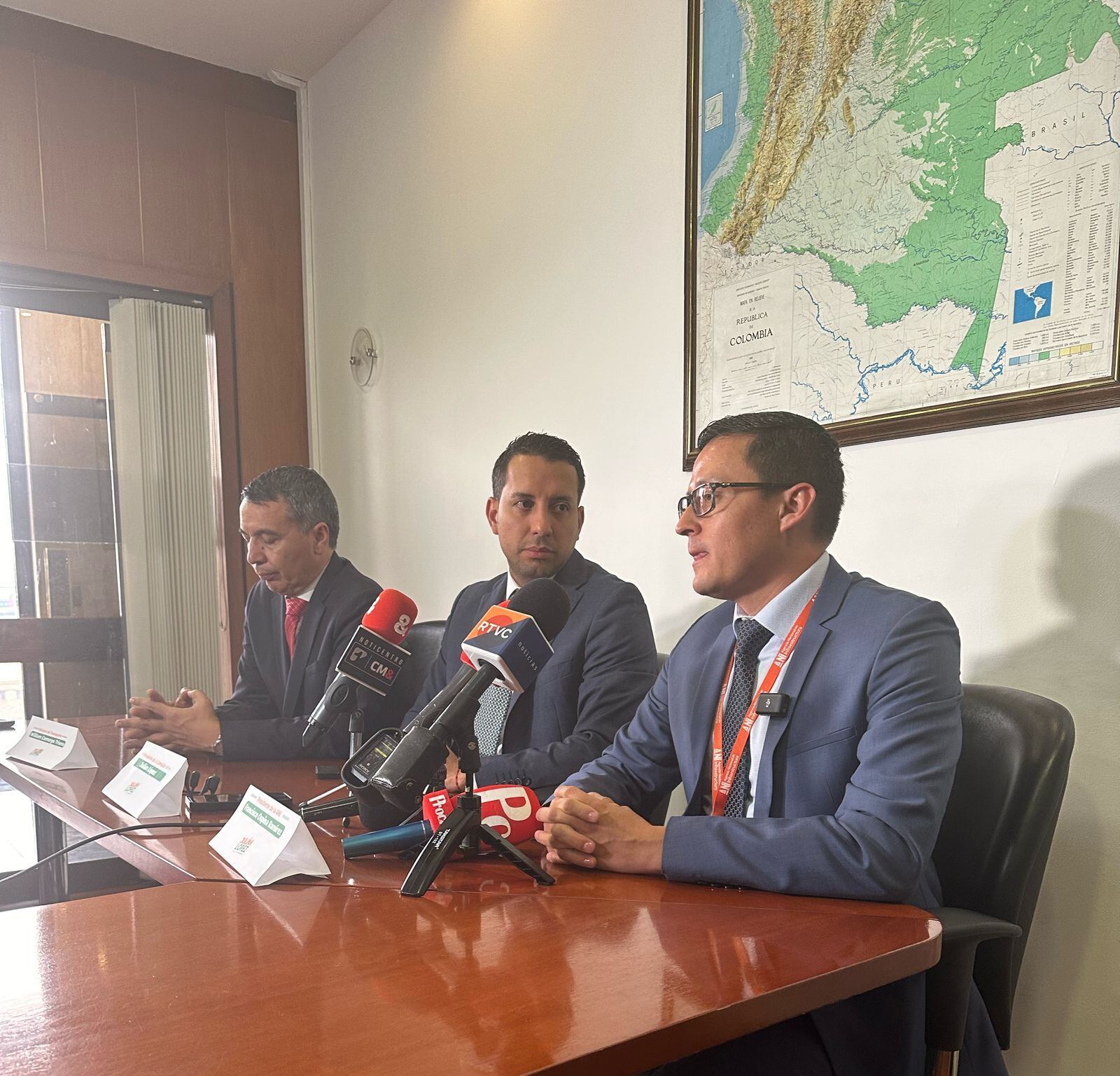 De izquierda a derecha, William Camargo, ministro Transporte; Julián López, Representante a la Cámara por el Valle del Cauca y Francisco Ospina,  Presidente ANI