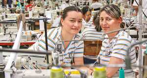 ? En Mundo Único la mayoría de quienes laboran en la planta son madres cabeza de familia.