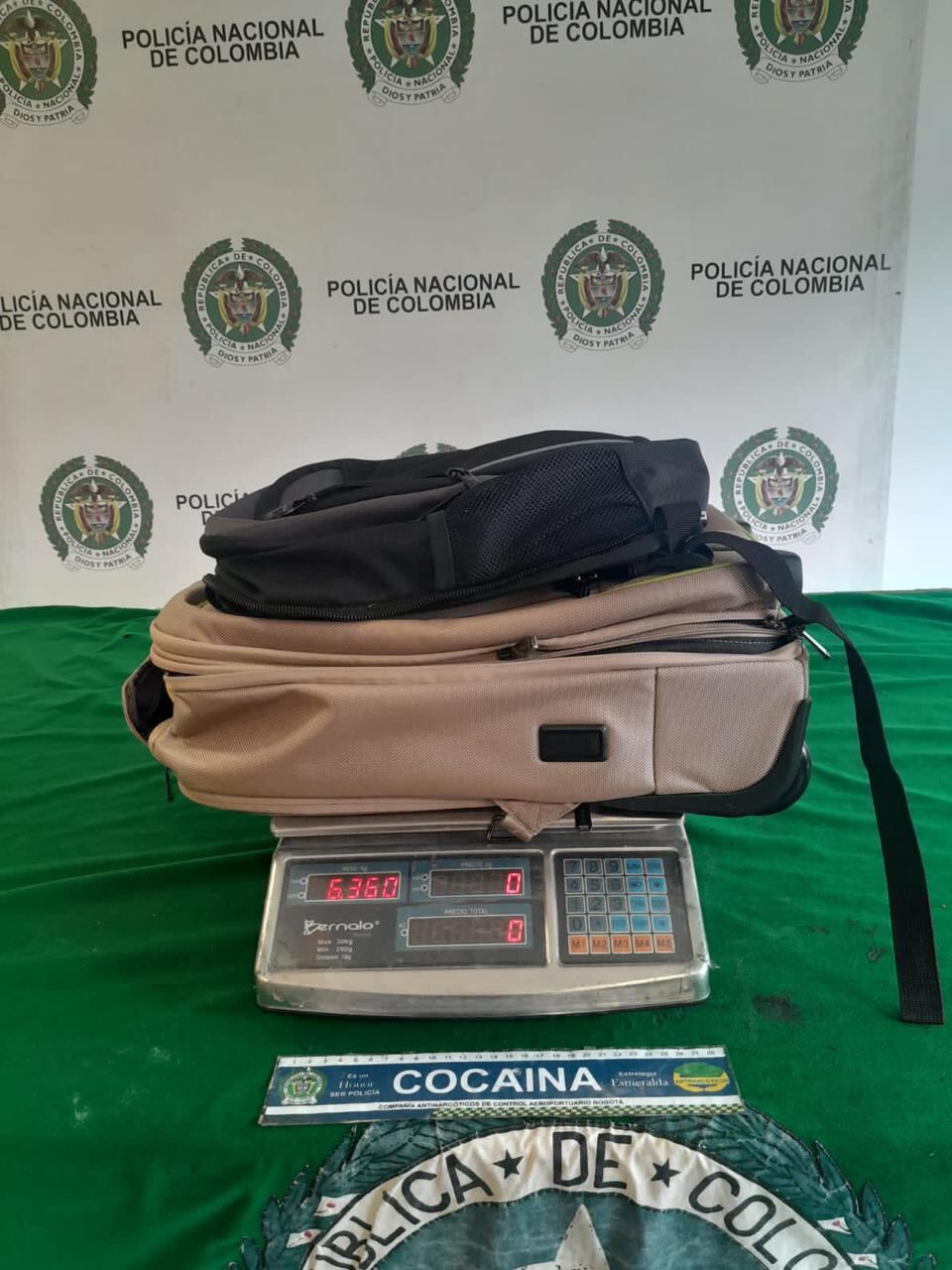 Los narcos siguen usando correos humanos para sacar cocaína por los aeropuertos del país.