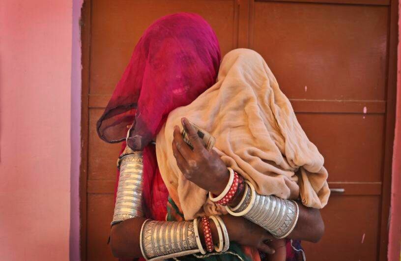 6 de mayo - Una mujer india sostiene a su hijo después de emitir su voto mientras espera a otros en una mesa electoral en Neemrana, en el estado de Rajastán, en el norte de la India. FOTO: Manish Swarup / AP
