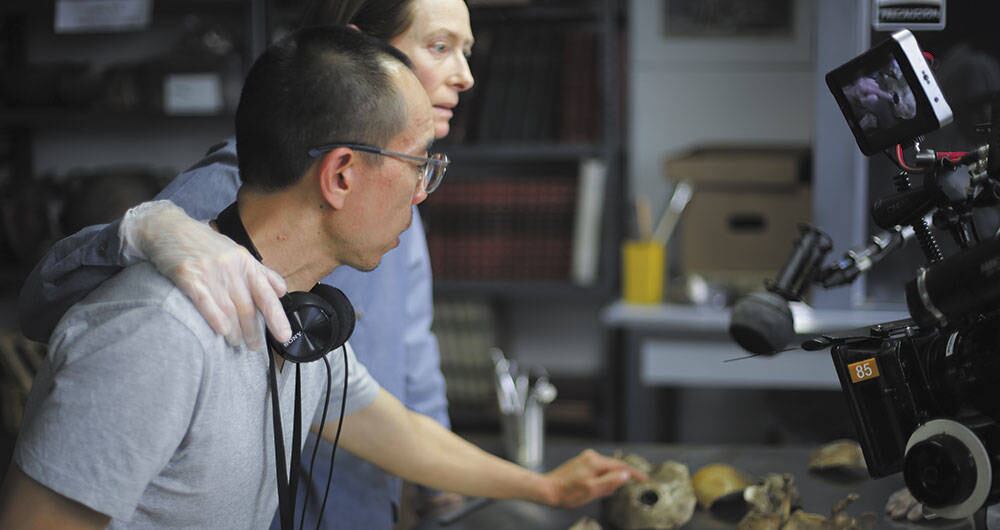 Tilda Swinton y el director Apichatpong Weerasethakul durante el rodaje de Memoria.