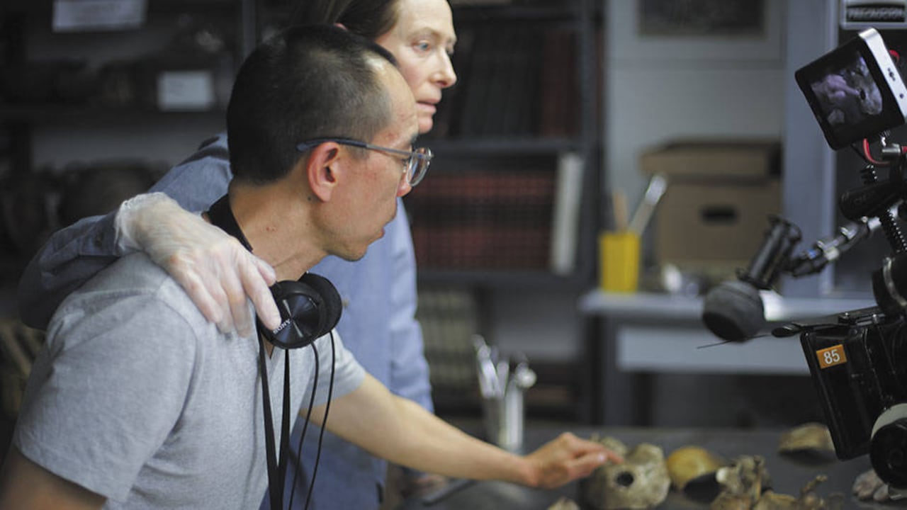 Tilda Swinton y el director Apichatpong Weerasethakul durante el rodaje de Memoria.