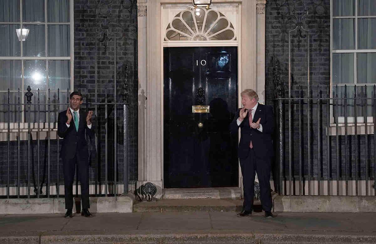 En esta foto, del 26 de marzo, el primer ministro británico Boris Johnson se une a un aplauso nacional para saludar a los trabajadores del servicio de salud (NHS), en Londres. El primer ministro británico Boris Johnson ha dado positivo para el nuevo coronavirus. La oficina de Johnson dio a conocer los resultados el viernes 27 de este mes, después de que el mandatario mostrara síntomas leves. Foto: Aaron Chown/PA vía AP. 