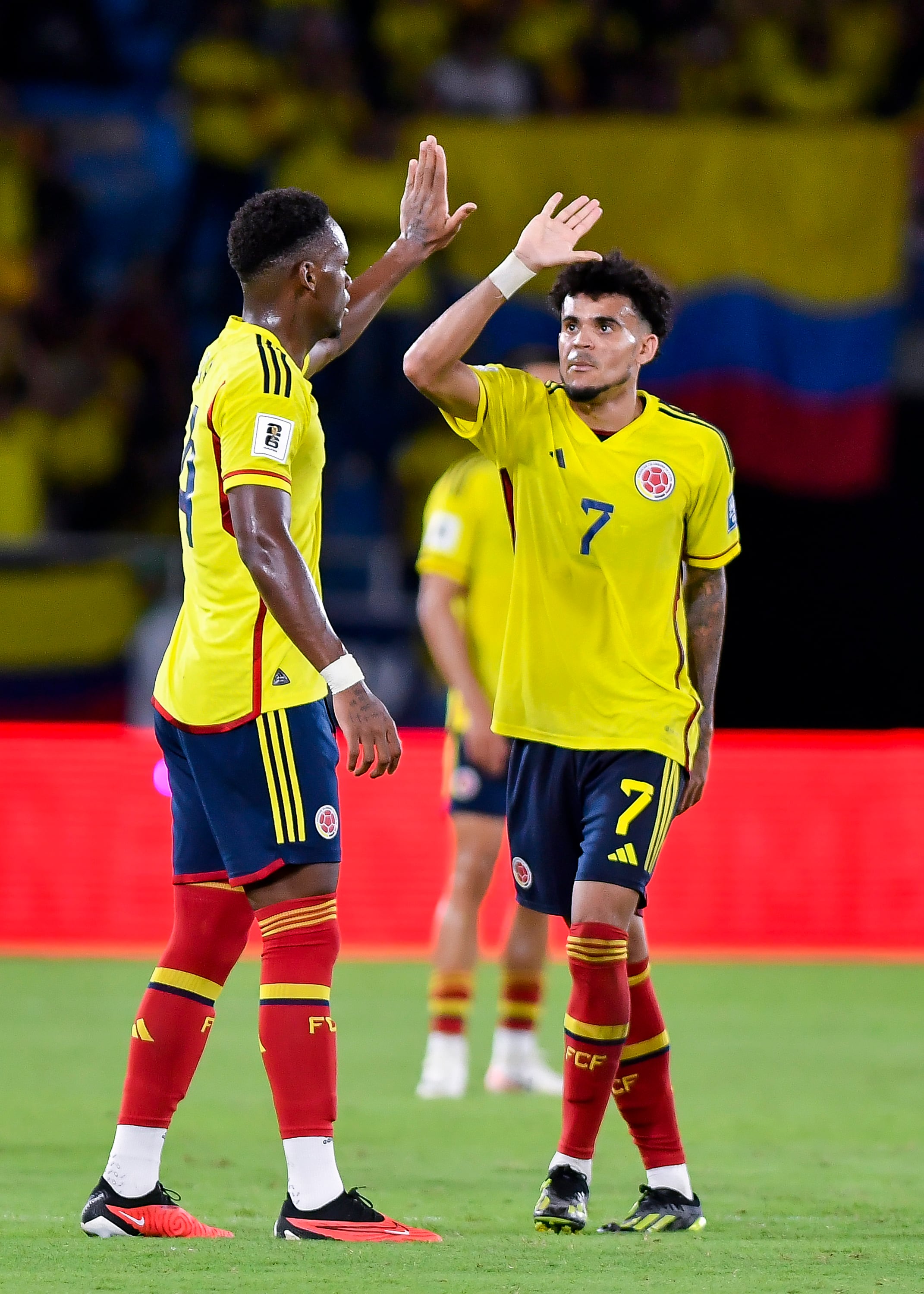 Jhon Durán celebrando con Luis Díaz.