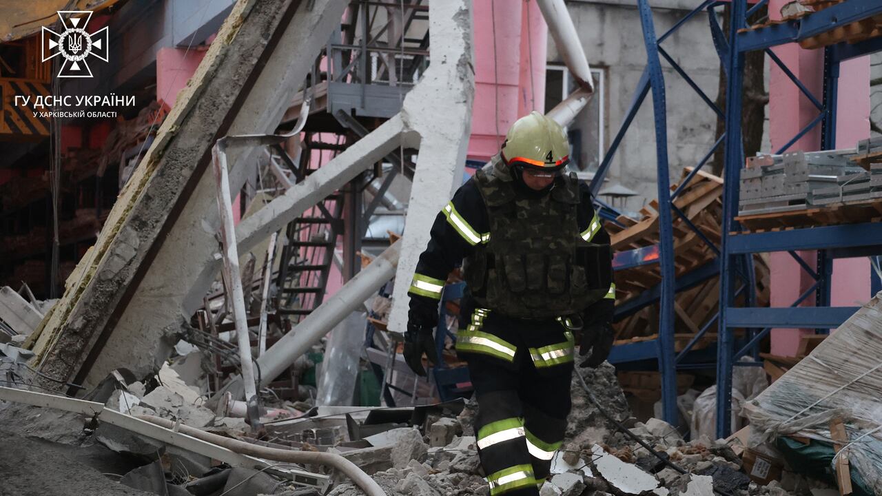 Biden ha señalado que esta última ofensiva, que ha dejado hasta el momento casi 30 muertos y más de 150 heridos, “es un duro recordatorio” de que, a punto de cumplirse dos años del inicio de la invasión, el objetivo del presidente ruso, Vladimir Putin, continúa siendo la destrucción de Ucrania. Foto: Handout / State Emergency Service of Ukraine / AFP