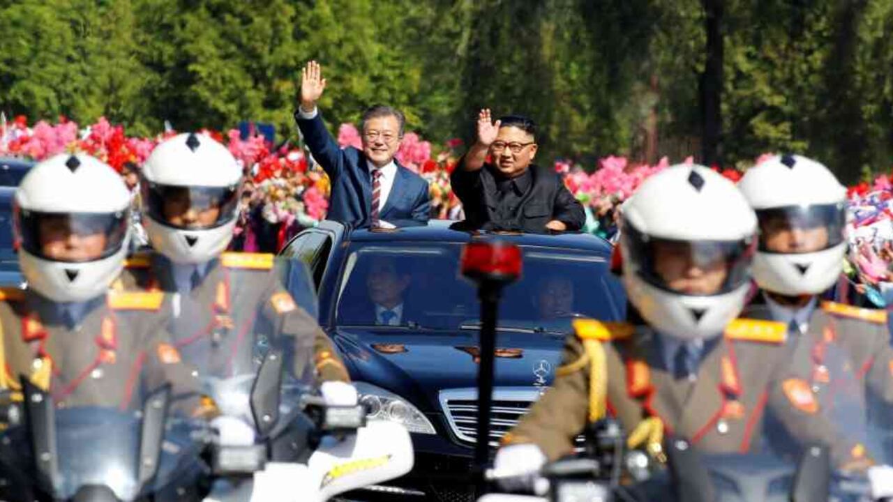 En Pyongyang, los presidentes de las dos Coreas pasearon juntos saludando a miles de espectadores que llenaron las calles.