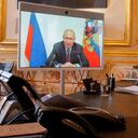 El presidente francés, Emmanuel Macron, hablando con su homólogo ruso, Vladimir Putin.