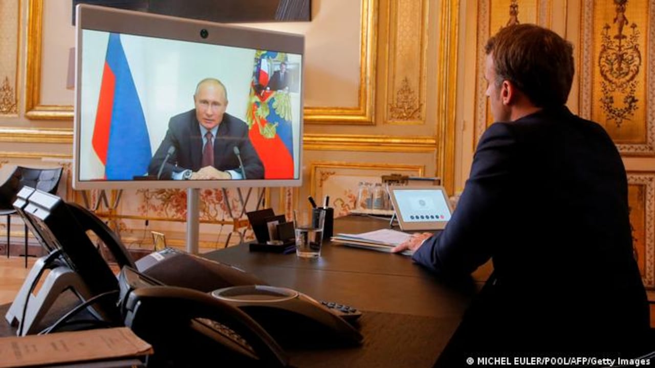 El presidente francés, Emmanuel Macron, hablando con su homólogo ruso, Vladimir Putin.