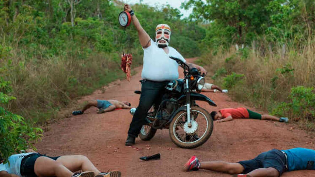 'Karaoke de Jesús' Video digital 4’ 37’’ (2018) | Video colaborativo realizado durante el Laboratorio de creación y educación 20 Fotógrafos Bolivia. Editora: Cristina de Middel