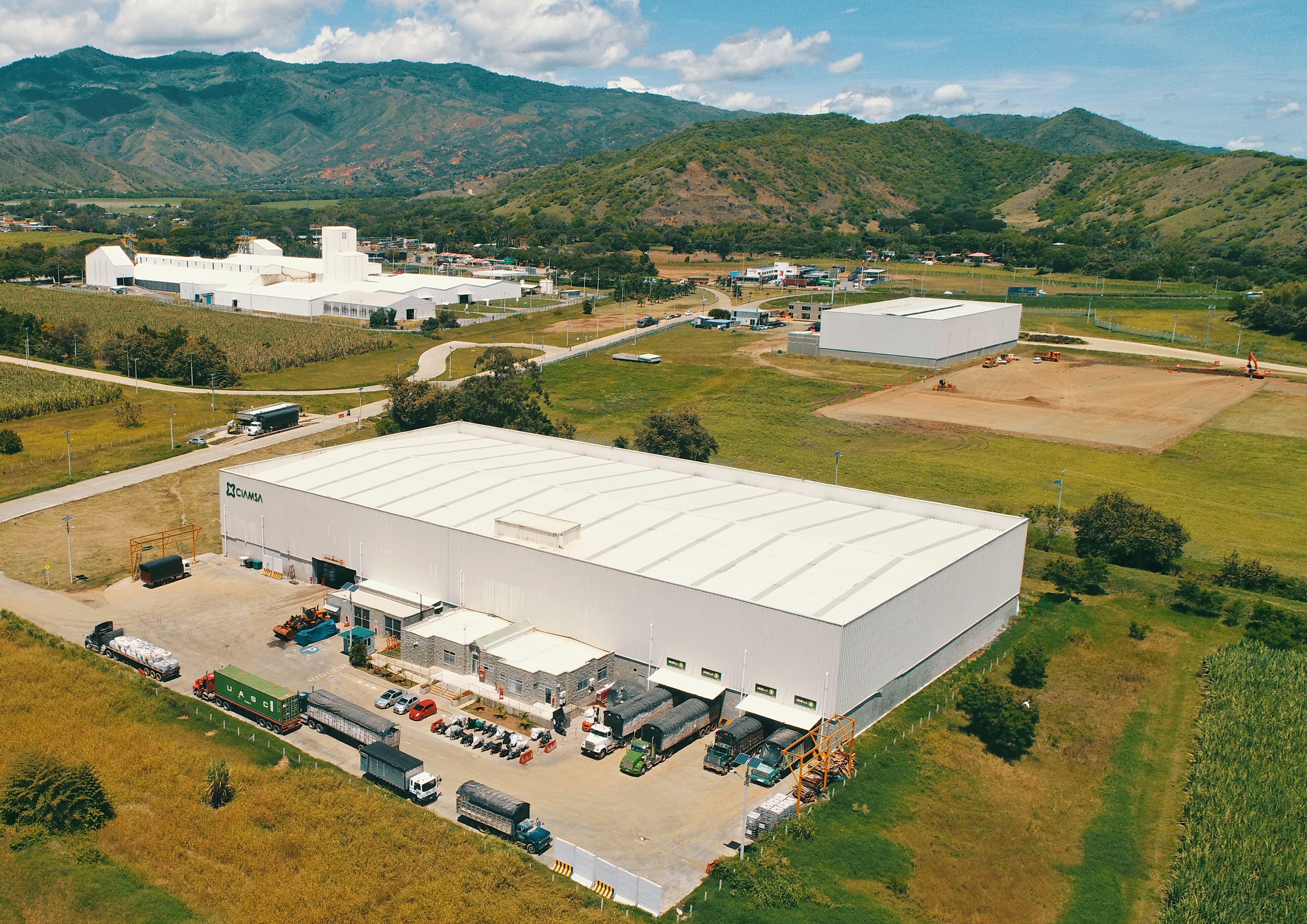 El proyecto cuenta con una Zona Franca con declaratoria vigente hasta 2048, un Centro Logístico con unas 60 hectáreas y un Centro de Servicios que incluye estación de combustible, tienda de conveniencia y parqueadero de enturnamiento para vehículos de carga.