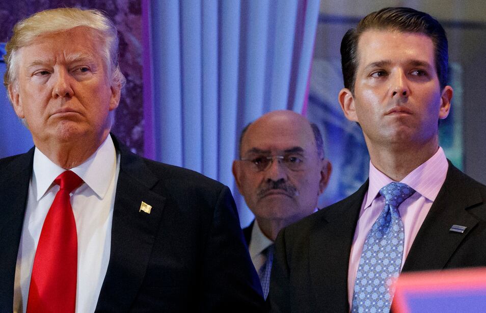 ARCHIVO - Esta fotografía de archivo del miércoles 11 de enero de 2017, muestra al presidente electo Donald Trump, a la izquierda, con su director financiero Allen Weisselberg, al centro, y su hijo Donald Trump Jr., a la derecha, durante una conferencia de prensa en la Torre Trump en Nueva York. (AP Foto/Evan Vucci, Archivo)