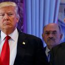 ARCHIVO - Esta fotografía de archivo del miércoles 11 de enero de 2017, muestra al presidente electo Donald Trump, a la izquierda, con su director financiero Allen Weisselberg, al centro, y su hijo Donald Trump Jr., a la derecha, durante una conferencia de prensa en la Torre Trump en Nueva York. (AP Foto/Evan Vucci, Archivo)