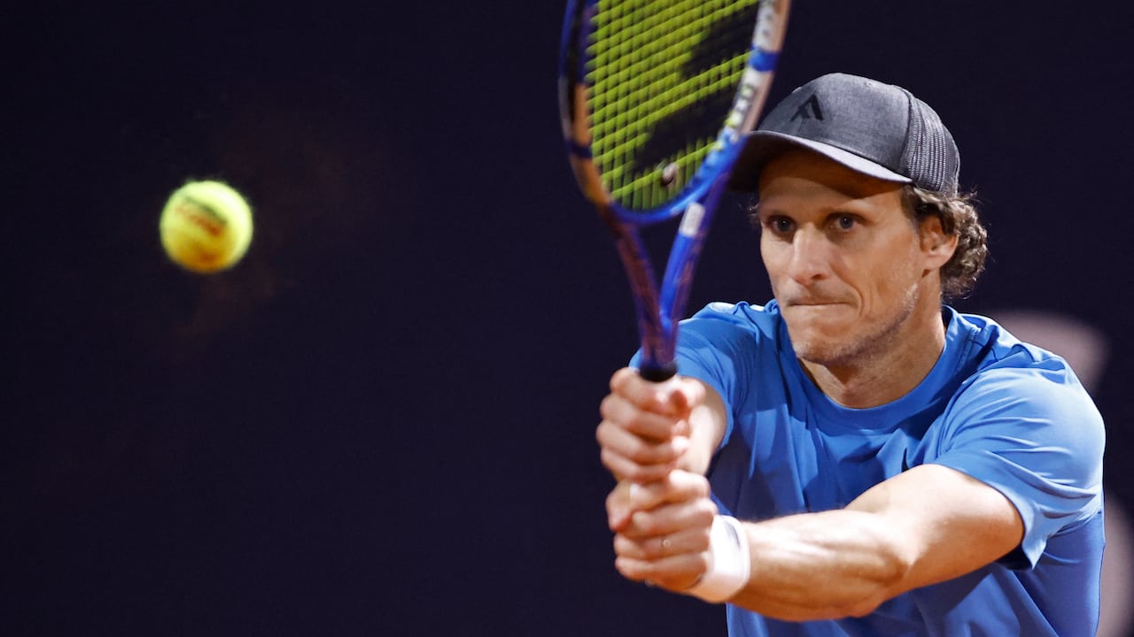 MONTEVIDEO, URUGUAY - NOVEMBER 13: Diego Forlan, the 45-year-old former Manchester United, Uruguay, and Atletico Madrid footballer playing in his pro tennis debut, plays a backhand in his doubles match at the 2024 Uruguay Open at Carrasco Lawn Tennis Club on November 13, 2024 in Montevideo, Uruguay. Ernesto Ryan/Getty Images/AFP (Photo by Ernesto Ryan / GETTY IMAGES NORTH AMERICA / Getty Images via AFP)