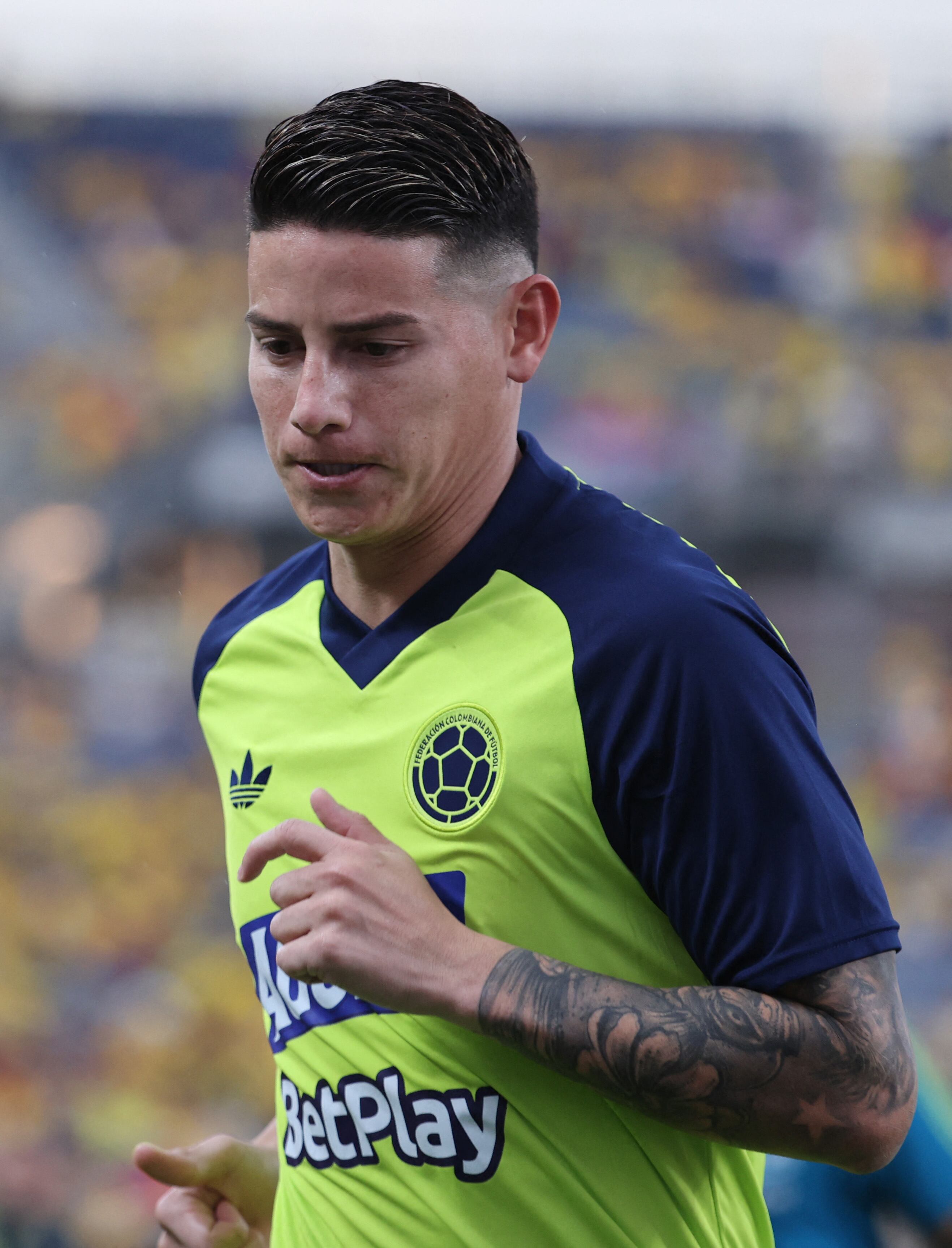 James Rodríguez en medio de un calentamiento de la Selección Colombia durante la fecha Fifa de marzo